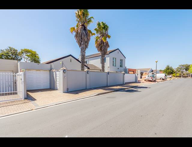 6 BEDROOM FREESTANDING TO LET IN TABLE VIEW